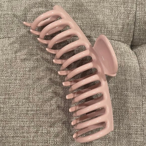 SOLD Baby Pink Barrel Claw Clip - Picture 2 of 5